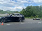 Девушка-мотоциклист врезалась в Infiniti Девушка-мотоциклист врезалась в Infiniti