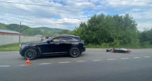 Девушка-мотоциклист врезалась в Infiniti Девушка-мотоциклист врезалась в Infiniti