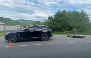 Девушка-мотоциклист врезалась в Infiniti