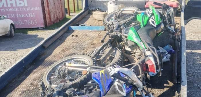 Два нетрезвых мотоциклиста без прав столкнулись в Усть-Коксе