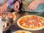 Мастер-класс по изготовлению пиццы провели для детей на ГЛК «Телецкий» Мастер-класс по изготовлению пиццы провели для детей на ГЛК «Телецкий»