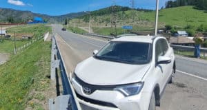 Из-за неисправности колеса жители Новосибирска попали в аварию на Чуйском тракте