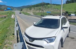 Из-за неисправности колеса жители Новосибирска попали в аварию на Чуйском тракте Из-за неисправности колеса жители Новосибирска попали в аварию на Чуйском тракте
