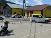 Горожанка на иномарке сбила мопед на перекрестке Горожанка на иномарке сбила мопед на перекрестке