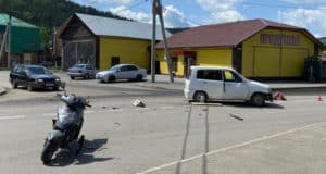 Горожанка на иномарке сбила мопед на перекрестке Горожанка на иномарке сбила мопед на перекрестке