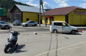 Горожанка на иномарке сбила мопед на перекрестке Горожанка на иномарке сбила мопед на перекрестке