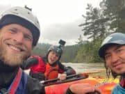 Каякеры спасли женщину с детьми, которых смыло из рафта На Алтае каякеры спасли женщину с детьми, которых смыло из рафта