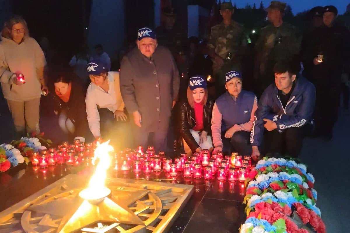 Сотни свечей зажгли в Горно-Алтайске в День памяти и скорби