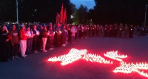 Сотни свечей зажгли в Горно-Алтайске в День памяти и скорби Сотни свечей зажгли в Горно-Алтайске в День памяти и скорби