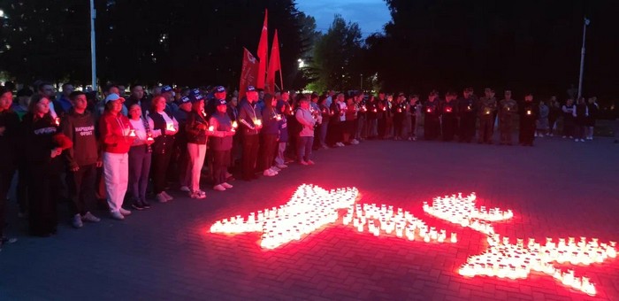 Сотни свечей зажгли в Горно-Алтайске в День памяти и скорби