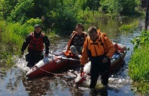 На Алтае женщине помогли эвакуироваться с подтопленного приусадебного участка