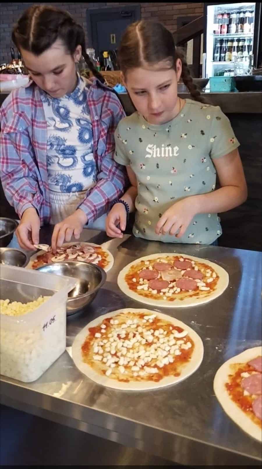 Мастер-класс по изготовлению пиццы провели для детей на ГЛК «Телецкий»