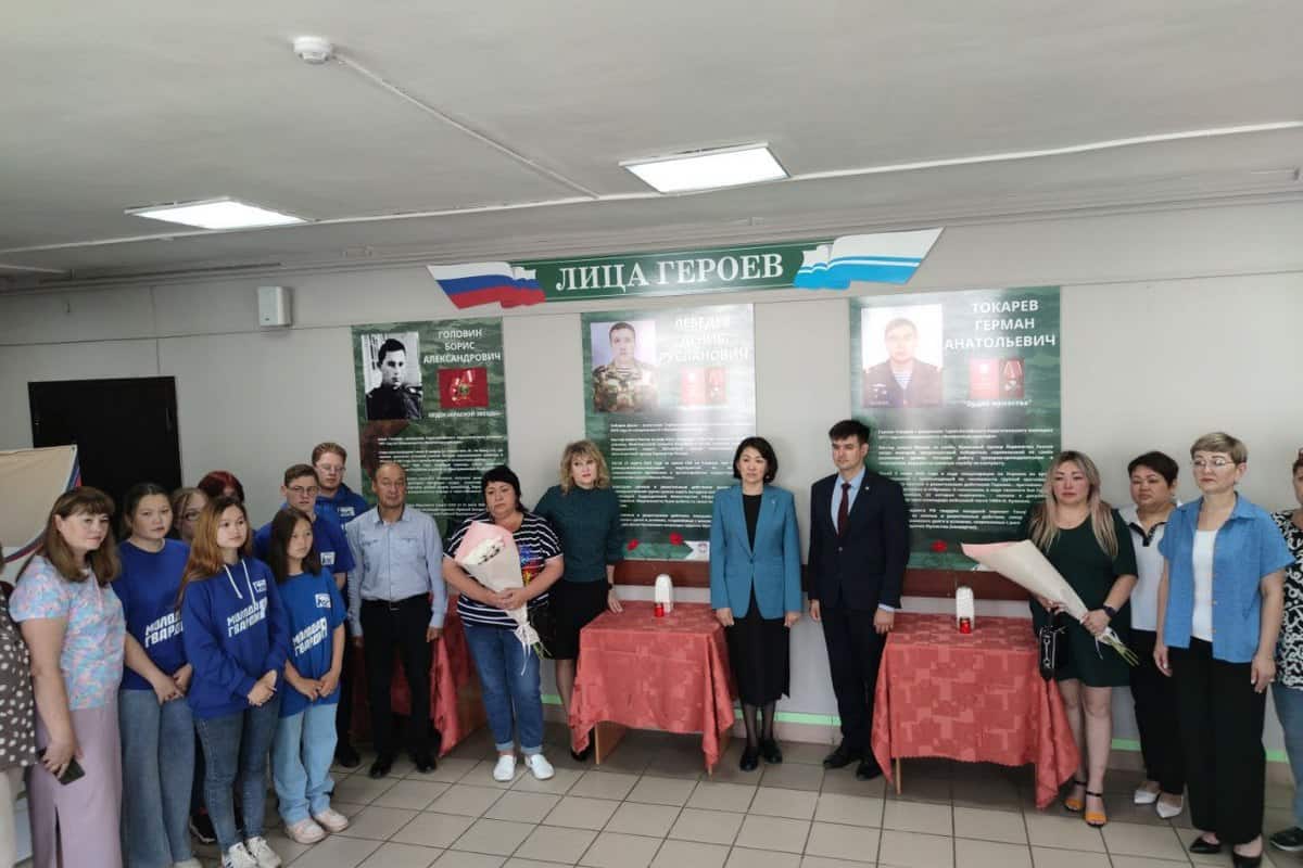 В Горно-Алтайском педагогическом колледже открылась галерея «Лица Героев»