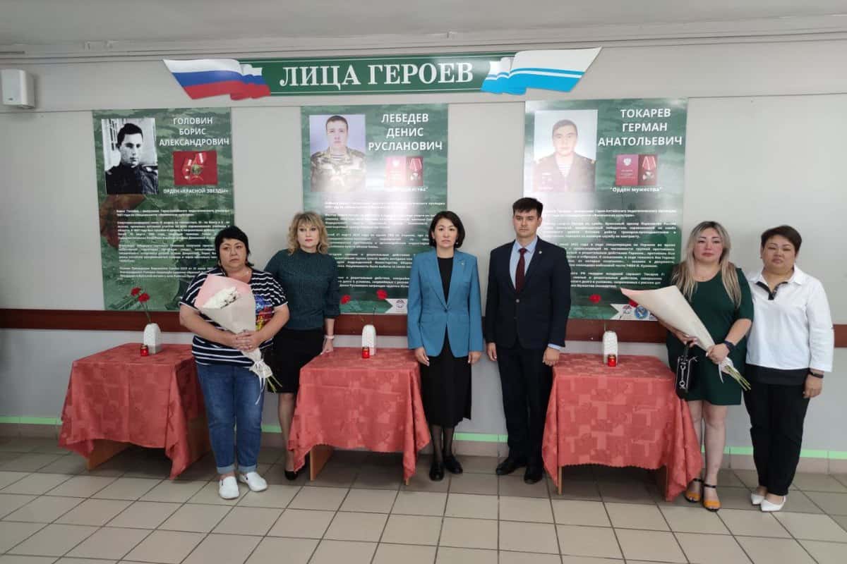 В Горно-Алтайском педагогическом колледже открылась галерея «Лица Героев»