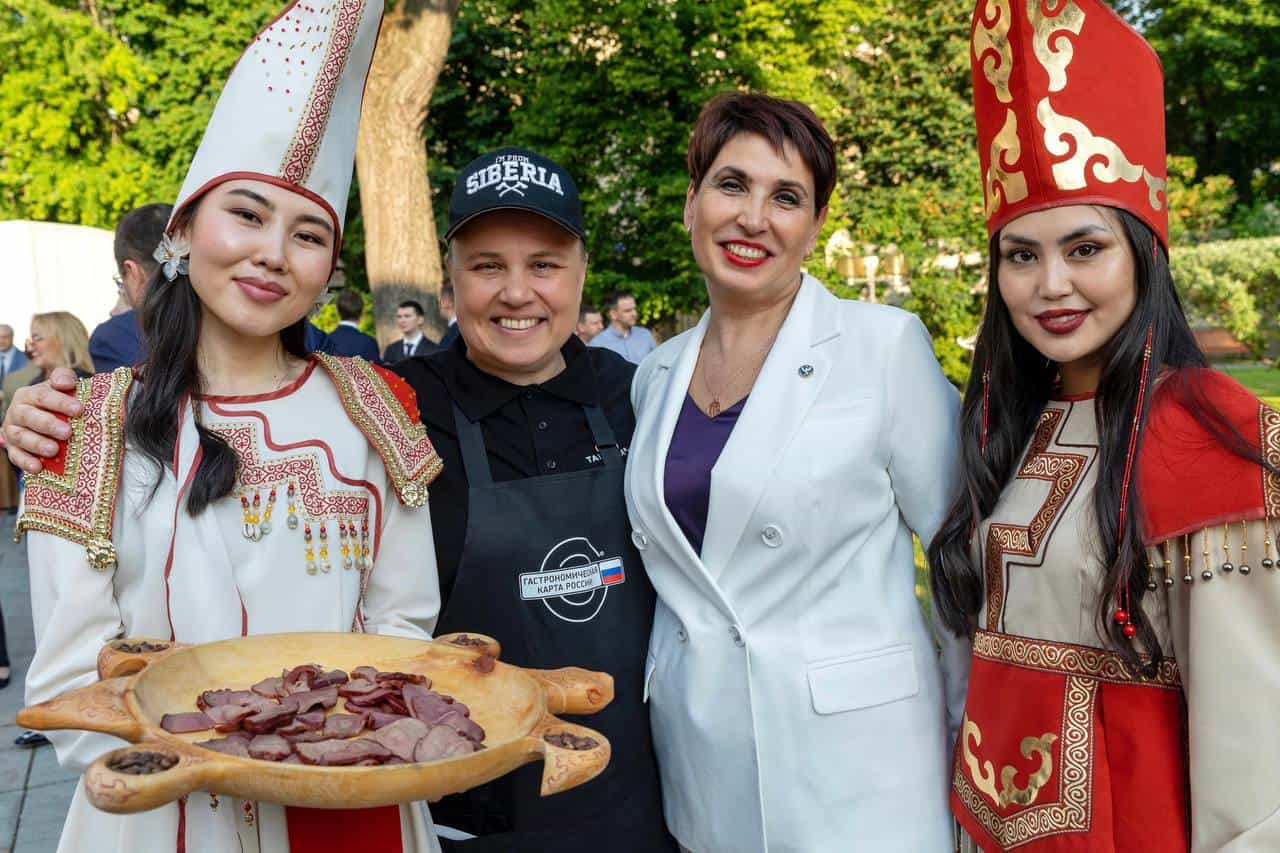 Иностранных дипломатов в Москве угостили алтайскими деликатесами 