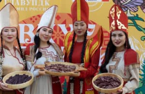Иностранных дипломатов в Москве угостили алтайскими деликатесами
