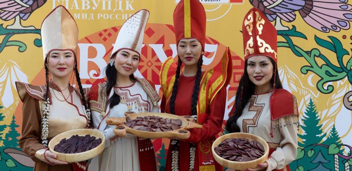 Иностранных дипломатов в Москве угостили алтайскими деликатесами
