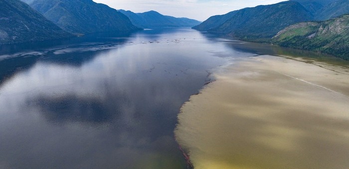Слияние мутных вод Чулышмана с прозрачным Телецким озером. Фотозарисовка