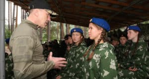 Олег Хорохордин встретился с юными участниками военно-патриотической смены