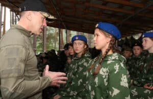 Олег Хорохордин встретился с юными участниками военно-патриотической смены