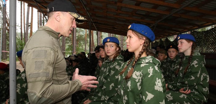 Олег Хорохордин встретился с юными участниками военно-патриотической смены