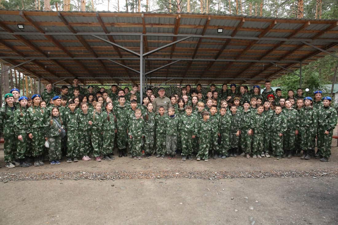 Олег Хорохордин встретился с юными участниками военно-патриотической смены