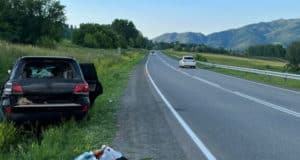 Toyota Land Cruiser опрокинулся на Чуйском тракте возле села Барлак Toyota Land Cruiser опрокинулся на Чуйском тракте возле села Барлак