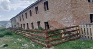Опасное здание огородили в Онгудайском районе