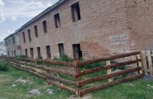 Опасное здание огородили в Онгудайском районе Опасное здание огородили в Онгудайском районе