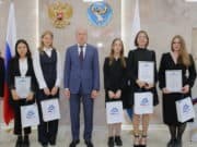 Выпускников-стобалльников наградили на Алтае