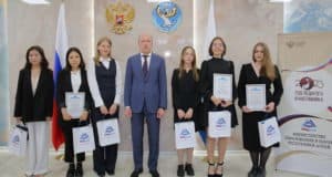 Выпускников-стобалльников наградили на Алтае