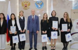 Выпускников-стобалльников наградили на Алтае Выпускников-стобалльников наградили на Алтае