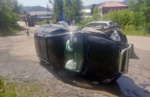 Горожанка перевернулась на своей иномарке после того, как в нее врезалась встречная машина