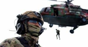 В Республике Алтай спецназ Росгвардии отработал навыки беспарашютного десантирования