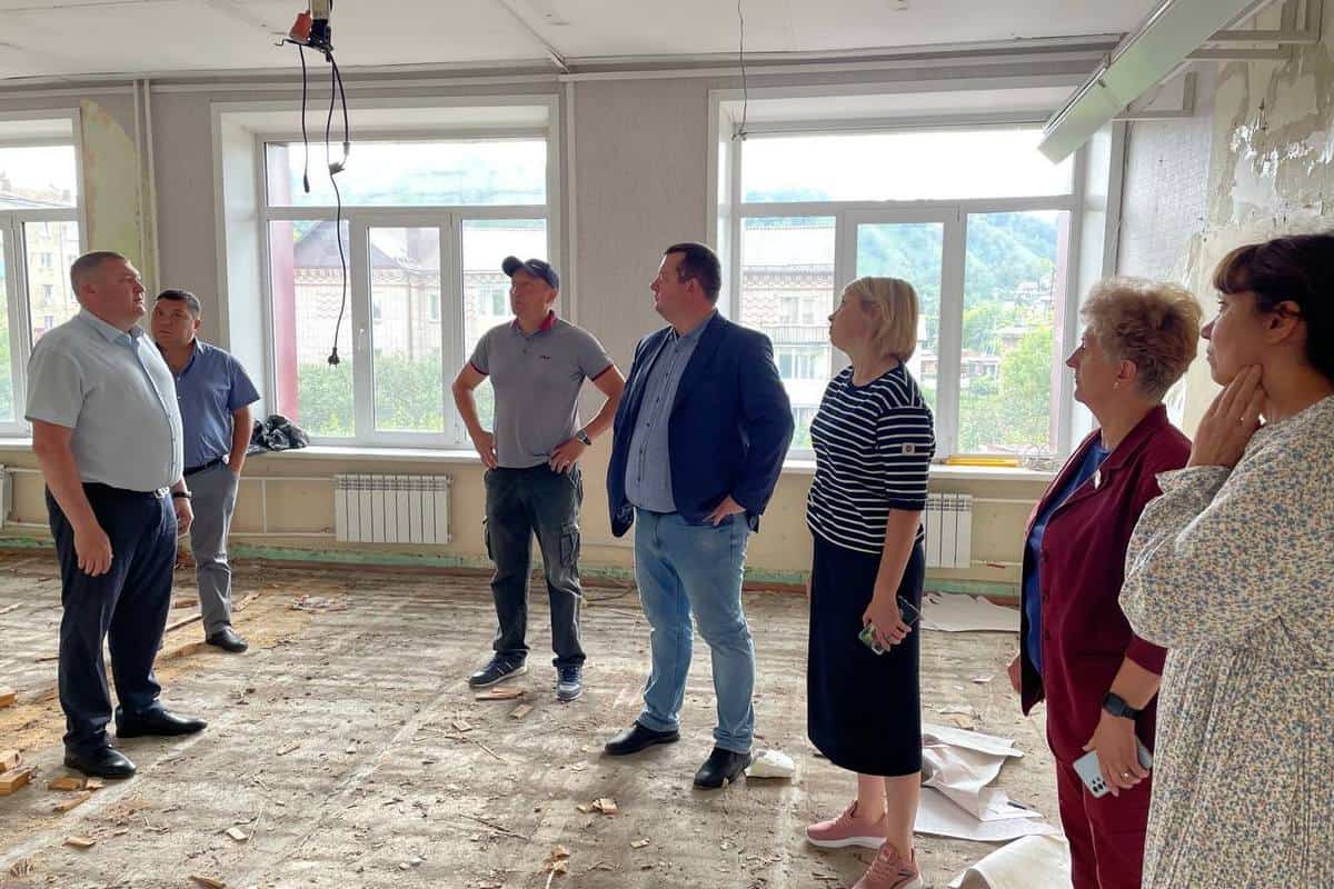 В Майме «Партдесант» проверил ход работ на важных образовательных объектах 