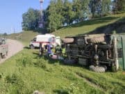 Грузовик с туристами перевернулся в Элекмонаре