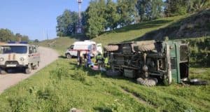 Грузовик с туристами перевернулся в Элекмонаре