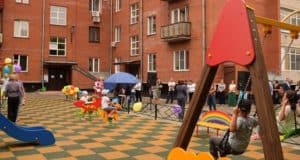 В Горно-Алтайске открыли первую в этом году дворовую территорию, благоустроенную по нацпроекту