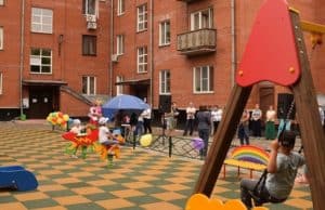 В Горно-Алтайске открыли первую в этом году дворовую территорию, благоустроенную по нацпроекту В Горно-Алтайске открыли первую в этом году дворовую территорию, благоустроенную по нацпроекту