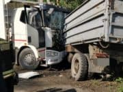 ДТП у Манжерока: водителя грузовика зажало в кабине, он погиб