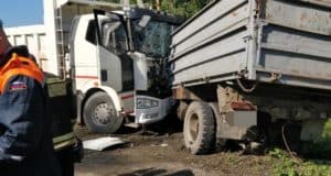 ДТП у Манжерока: водителя грузовика зажало в кабине, он погиб