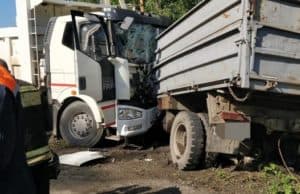 ДТП у Манжерока: водителя грузовика зажало в кабине, он погиб ДТП у Манжерока: водителя грузовика зажало в кабине, он погиб