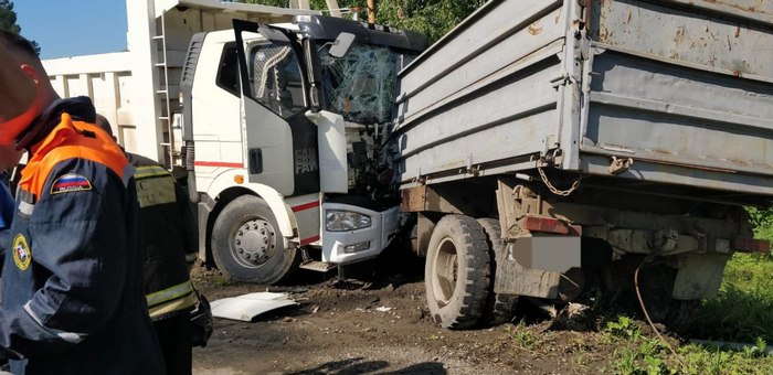 ДТП у Манжерока: водителя грузовика зажало в кабине, он погиб