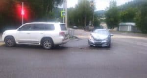 В Горно-Алтайске легковушка проехала на красный свет и столкнулась с «Крузером» В Горно-Алтайске легковушка проехала на красный свет и столкнулась с «Крузером»