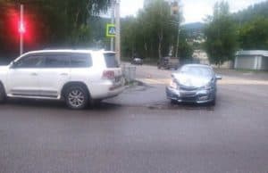 В Горно-Алтайске легковушка проехала на красный свет и столкнулась с «Крузером» В Горно-Алтайске легковушка проехала на красный свет и столкнулась с «Крузером»