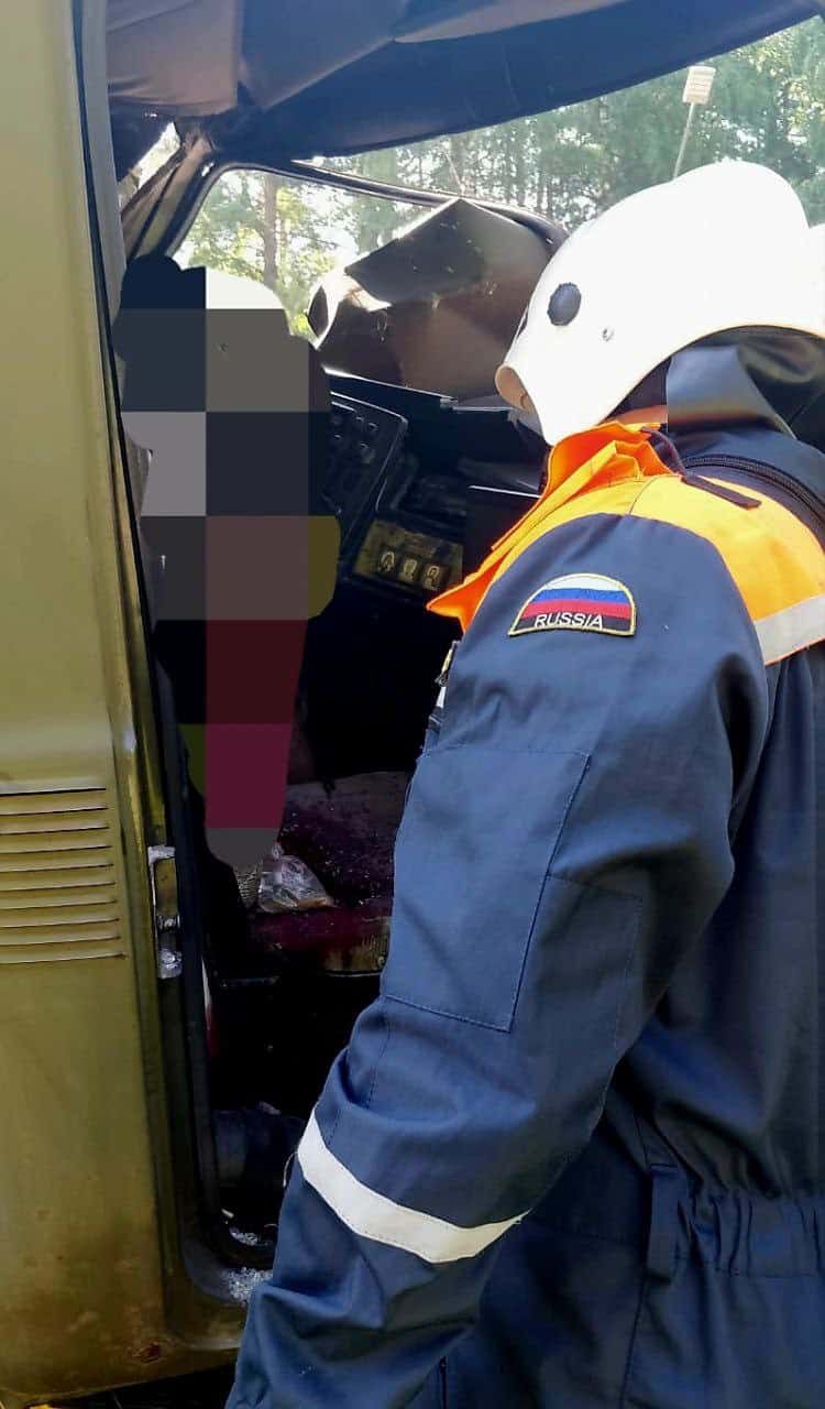 ДТП у Манжерока: водителя грузовика зажало в салоне, он погиб 