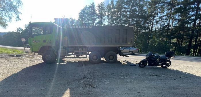 Мотоцикл столкнулся с грузовиком около Манжерока: пострадал житель Новосибирской области