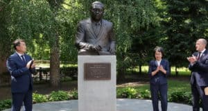 В Горно-Алтайске открыли памятник Михаилу Карамаеву