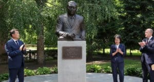 В Горно-Алтайске открыли памятник Михаилу Карамаеву В Горно-Алтайске открыли памятник Михаилу Карамаеву