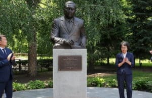 В Горно-Алтайске открыли памятник Михаилу Карамаеву В Горно-Алтайске открыли памятник Михаилу Карамаеву